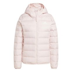 Kurtka damska adidas Essentials Light Down Hooded, puchowa, wodoodporna, różowa. Czerwone kurtki damskie Adidas, na zimę, s, bez wzorów, z nylonu, bez kaptura. Za 449.99 zł.