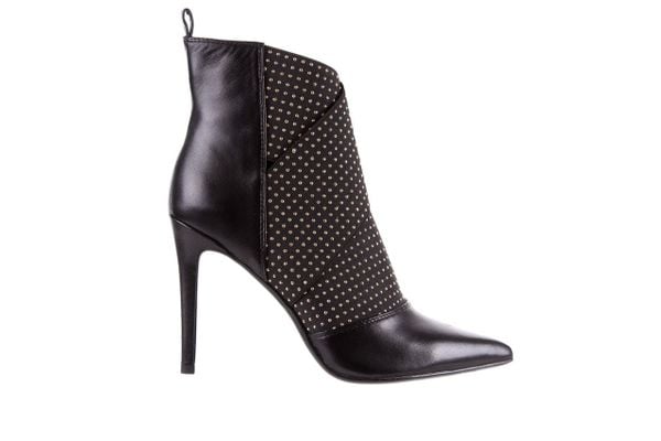 Botki Bayla-144 9305 Czarne Botki 144017, Skóra naturalna - 40. Czarne botki damskie Bayla, na jesień, z jeansu, bez obcasa, na szpilce, bez zapięcia. W wyprzedaży za 179.10 zł.