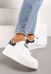 Biało-Czarne Wiązane Casualowe Sneakersy na Platformie z Cyrkoniami i Metalową Aplikacją Illita. Białe obuwie sportowe damskie Renee, z aplikacjami, z jeansu. Za 99.99 zł.