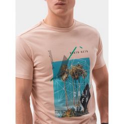 T-shirt męski z nadrukiem - różowy V-14B. Czerwone t-shirty męskie Ombre Clothing, m, bez wzorów, z bawełny, klasyczne, bez kołnierzyka. W wyprzedaży za 29.99 zł.