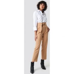 NA-KD Classic Spodnie Asymmetric Belted Suit - Beige. Spodnie materiałowe damskie marki NA-KD Classic. Za 202.95 zł.