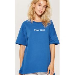 Koszulka oversize z napisem - Niebieski. T-shirty damskie marki House. W wyprzedaży za 15.99 zł.