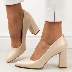 Beżowe perłowe czółenka damskie na słupku Sergio Leone Pb216. Brązowe czółenka damskie Sergio Leone, bez wzorów, ze skóry, eleganckie, bez obcasa, na słupku, bez zapięcia. Za 159.00 zł.