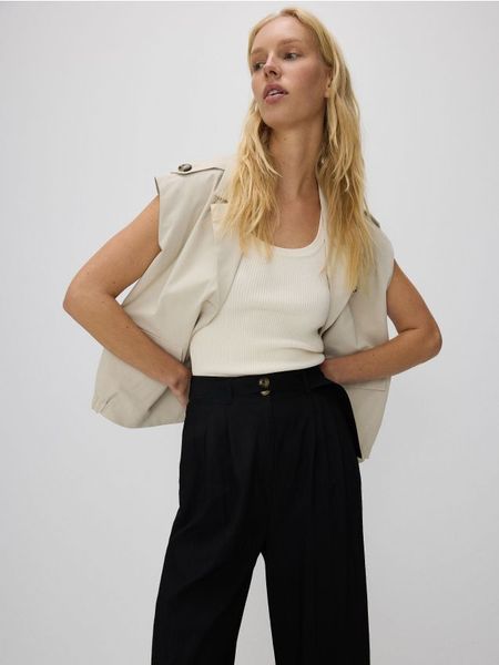 Spodnie z wiskozą - czarny. Czarne spodnie materiałowe damskie Reserved, l, bez wzorów, z tkaniny. W wyprzedaży za 69.99 zł.