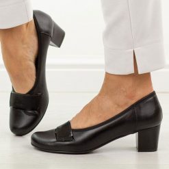 Czarne skórzane Polskie czółenka damskie na obcasie Gregors 1060. Czarne czółenka damskie GREGORS, bez wzorów, z materiału, biznesowe, bez obcasa, na obcasie, bez zapięcia. Za 379.00 zł.