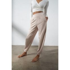 Spodnie do jogi Moonholi Moony Comfy Sweatpants z kieszeniami. Białe spodnie materiałowe damskie MOONHOLI, l, bez wzorów. Za 369.00 zł.