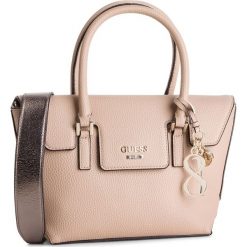 Torebka GUESS - HWMG71 72050 TAN. Brązowe torebki do ręki damskie Guess, z aplikacjami, ze skóry ekologicznej. Za 559.00 zł.