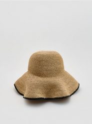 Pleciony kapelusz z rafii - kremowy. Białe czapki i kapelusze damskie Reserved, bez wzorów. Za 149.99 zł.