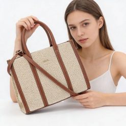 Torebka damska Rieker, torebka z plecionego materiału tekstylnego z elementami skóry naturalnej o prostej sztywnej formie z wygodnymi uchwytami i dod. Brązowe torby na ramię damskie Rieker, bez wzorów, ze skóry, eleganckie, bez dodatków. Za 279.00 zł.