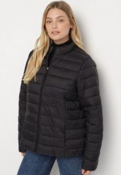 Czarna Pikowana Kurtka o Prostym Kroju z Niską Stójką Zeniva. Czarne kurtki damskie Born2be, plus size, bez wzorów, z dzianiny, bez kaptura. Za 89.99 zł.