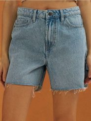 Szorty jeansowe carpenter z surowymi nogawkami - niebieski. Niebieskie szorty damskie Sinsay, l, bez wzorów, z jeansu. W wyprzedaży za 35.99 zł.