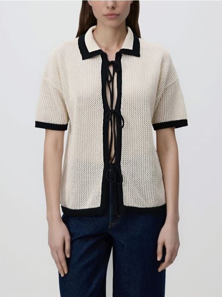 Sweter z wiązaniem - kremowy. Białe swetry damskie Reserved, l, bez wzorów, z bawełny, bez kołnierzyka, bez ramiączek, bez kaptura. Za 119.99 zł.