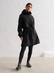 Damska parka wodoodporna, podklejane szwy, regulowany kaptur czarna. Czarne parki damskie Aim'n, l, bez wzorów, z materiału, eleganckie, bez kaptura. Za 931.00 zł.