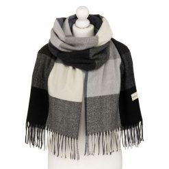 Dwustronny szal damski z poliestru w dominującym czarnym kolorze, ozdobiony frędzlami - Rovicky. Czarne szaliki i chusty damskie ROVICKY, na zimę, bez wzorów. Za 45.00 zł.