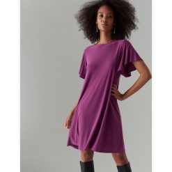 Trapezowa sukienka oversize - Fioletowy. Fioletowe sukienki damskie Mohito, l, bez wzorów, bez kołnierzyka, bez ramiączek, oversize. W wyprzedaży za 59.99 zł.