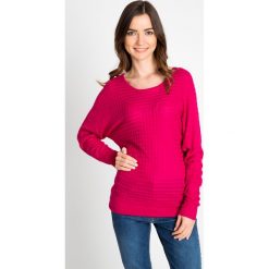 Różowy sweter z ozdobnym splotem QUIOSQUE. Swetry damskie marki QUIOSQUE. W wyprzedaży za 49.99 zł.