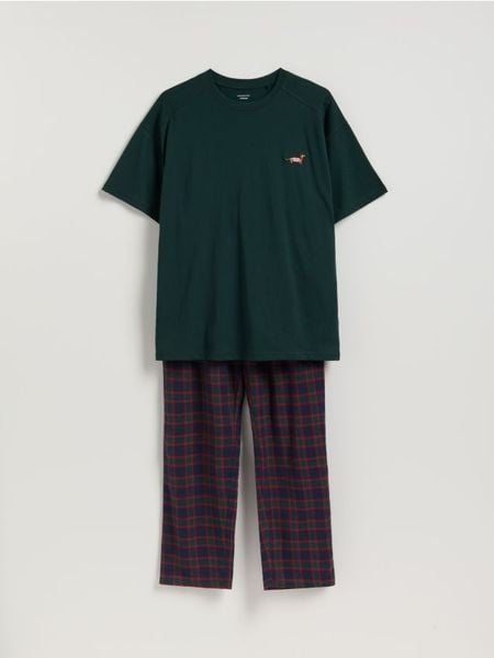 Dwuczęściowa piżama ze świątecznym motywem - ciemnozielony. Zielone piżamy męskie Reserved, l, bez wzorów, z bawełny, bez ramiączek. Za 139.99 zł.
