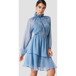 NA-KD Boho Sukienka z marszczoną stójką - Blue. Sukienki damskie marki NA-KD Boho. Za 161.95 zł.