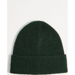 Czapka z dzianiny w prążki - Khaki. Czapki i kapelusze damskie marki Mohito. W wyprzedaży za 9.99 zł.