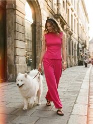 Komplet: top bez rękawów i szerokie spodnie z domieszką wiskozy - różowy. Czerwone spodnie materiałowe damskie Sinsay, l, bez wzorów, z wiskozy. Za 79.99 zł.