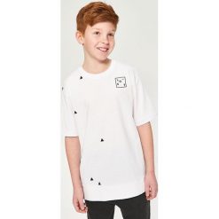 T-shirt z minimalistycznym nadrukiem - Biały. Białe t-shirty damskie Reserved, l, bez wzorów, bez kołnierzyka. Za 19.99 zł.
