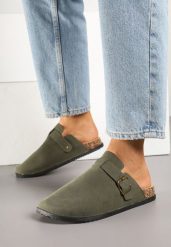 Zielone Klapki w Stylu Chodaków z Klamrami Uliadriela. Zielone klapki damskie Born2be, bez wzorów, z jeansu, klasyczne, bez obcasa, na płaskiej podeszwie. Za 74.99 zł.
