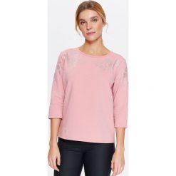 BLUZA NIEROZPINANA DAMSKA Z BŁYSZCZĄCYM NADRUKIEM. Bluzy damskie marki TOP SECRET. W wyprzedaży za 29.99 zł.