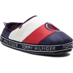 Kapcie TOMMY HILFIGER - Mountain Patch Downslipper FM0FM02005 Rwb 020. Klapki męskie marki Tommy Hilfiger. Za 229.00 zł.