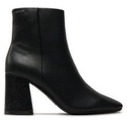Botki DKNY. Czarne botki damskie DKNY, bez obcasa, na słupku, bez zapięcia. Za 629.99 zł.