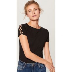 Koszulka z wycięciem na rękawach - Czarny. Czarne t-shirty damskie marki Mohito. W wyprzedaży za 29.99 zł.