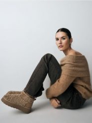 Śniegowce ze sztucznego baranka - beżowy. Brązowe śniegowce i trapery damskie Reserved, z materiału. W wyprzedaży za 79.99 zł.