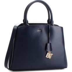 Torebka DKNY - Paige Lg Satchel R81D3326 Navy NVY. Torebki do ręki damskie marki DKNY. W wyprzedaży za 749.00 zł.