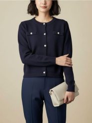 Akrylowy kardigan z kieszeniami piersiowymi - granatowy. Niebieskie kardigany damskie Sinsay, l, bez wzorów. Za 49.99 zł.