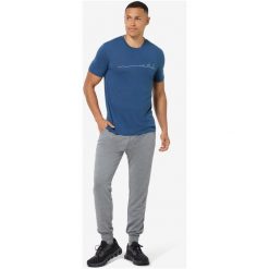 Koszulka męska SUPER.NATURAL M TRI TEE. Niebieskie koszulki sportowe męskie super.natural, l, bez wzorów, z materiału, bez kołnierzyka, bez ramiączek, do biegania. Za 299.99 zł.