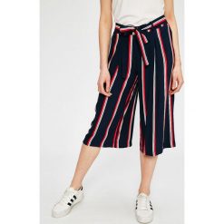Answear - Spodnie Stripes Vibes. Szare spodnie materiałowe damskie marki ANSWEAR, w paski, z tkaniny. W wyprzedaży za 49.90 zł.