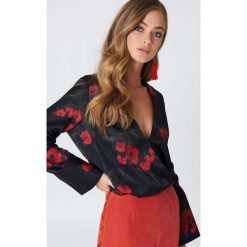 NA-KD Kopertowy bluzka z satyny - Black,Multicolor. Bluzki damskie marki NA-KD. Za 121.95 zł.
