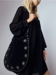 Torebka na ramię z ćwiekami - czarny. Czarne torby na ramię damskie Reserved, bez wzorów, bez dodatków. Za 169.99 zł.