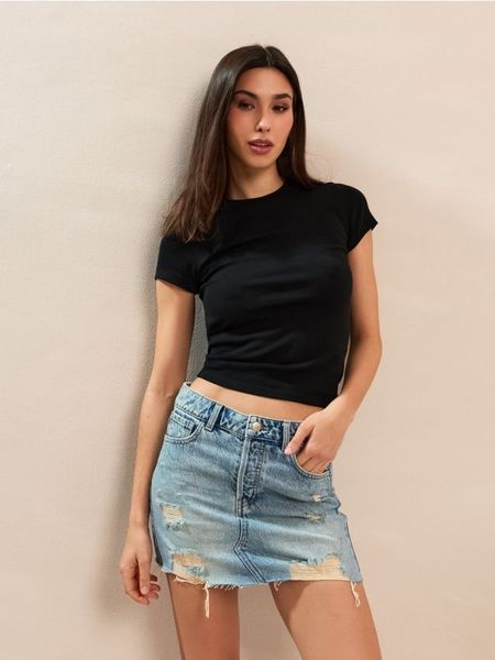 Jeansowa spódnica mini z przetarciami - indigo jeans. Niebieskie spódnice damskie Sinsay, bez wzorów, z jeansu, mini. Za 49.99 zł.