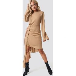 NA-KD Party Sukienka z drapowanym detalem - Beige. Sukienki damskie marki NA-KD Party. Za 202.95 zł.