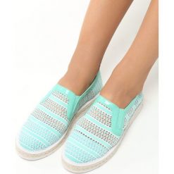 Miętowe Espadryle Teardrops. Zielone espadryle damskie Born2be, w ażurowe wzory, z lakierowanej skóry, bez obcasa, bez zapięcia. Za 29.99 zł.