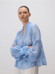 Wzorzysta bluzka - wielobarwny. Bluzki damskie Reserved, l, bez wzorów, z tkaniny, bez kołnierzyka, bez ramiączek. W wyprzedaży za 79.99 zł.
