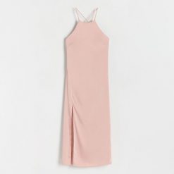 Sukienka z rozcięciem - pastelowy róż. Czerwone sukienki damskie Reserved, na co dzień, l, bez wzorów, z tkaniny, bez kołnierzyka, bez ramiączek, proste. W wyprzedaży za 49.99 zł.