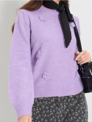 Sweter z ozdobnymi kwiatkami - różowy. Czerwone swetry damskie Sinsay, l, bez wzorów, bez kołnierzyka, bez ramiączek, bez kaptura. Za 59.99 zł.