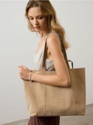 Torba shopper z imitacji zamszu z kosmetyczką - beżowy. Brązowe torebki shopper damskie Sinsay, bez wzorów, bez dodatków. Za 49.99 zł.