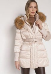 Beżowa Kurtka z Pikowanymi Przeszyciami Paskiem i Kapturem z Futrem Lidanessa. Brązowe kurtki damskie Born2be, l, bez wzorów, z dzianiny. Za 269.99 zł.