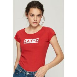T-shirt z napisem - Czerwony. T-shirty damskie marki Sinsay. W wyprzedaży za 7.99 zł.