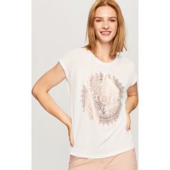T-shirt z błyszczącym nadrukiem - Biały. Białe t-shirty damskie Reserved, z nadrukiem. Za 39.99 zł.