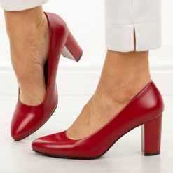 Czerwone czółenka damskie na słupku Sergio Leone Pb131. Czerwone czółenka damskie Sergio Leone, bez wzorów, ze skóry, eleganckie, bez obcasa, na słupku, bez zapięcia. Za 169.00 zł.