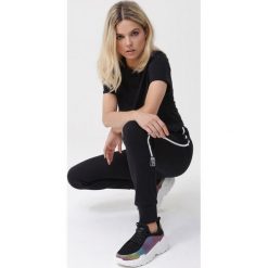 Czarne Spodnie Yaretzi. Czarne spodnie dresowe damskie Born2be, l, bez wzorów, z dresówki. Za 59.99 zł.
