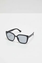 Okulary przeciwsłoneczne plastikowe czarne. Czarne okulary przeciwsłoneczne damskie MOODO. W wyprzedaży za 11.99 zł.